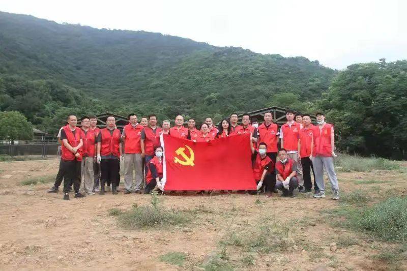 學黨史02辦實事共建支部黨員志願服務走進動物園