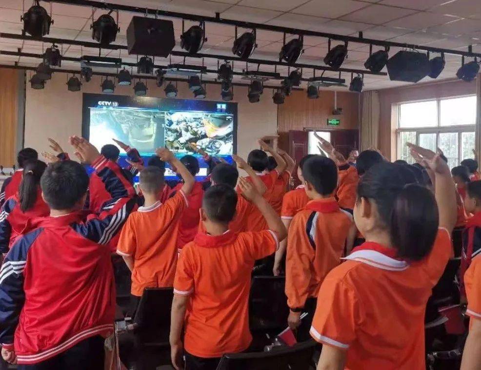 燕店镇联校组织学生观看"神舟十二号"载人飞船发射_莘县