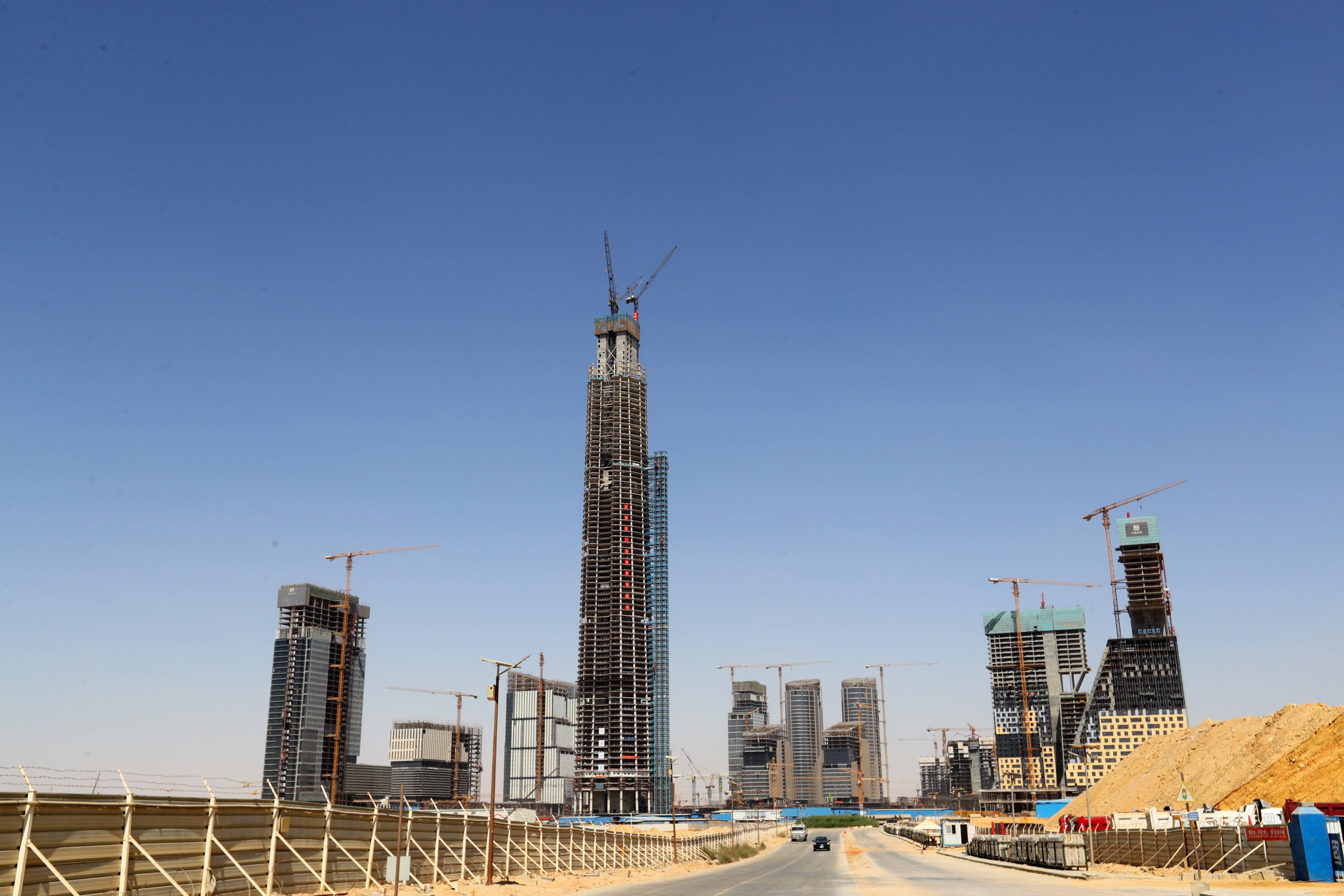 这是6月17日在埃及开罗附近拍摄的埃及新行政首都中央商务区标志塔(中