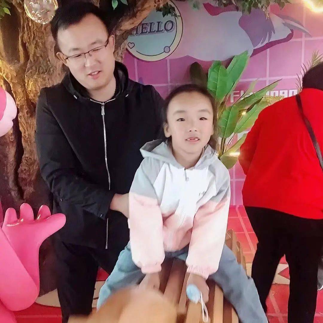 梦回父爱,逝去的父亲与乌黑小狗的温馨重逢 梦回父爱,逝去的父亲与乌黑小狗的温馨重逢