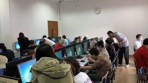 静安这些老年人超新潮网课上得溜剪视频插花煎饼样样不在话下