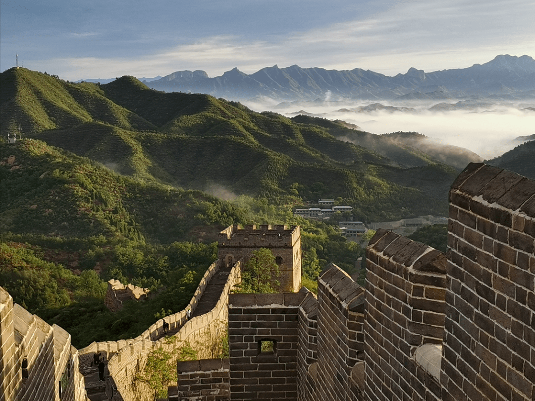 驻足眺望云海中的夏季长城那是一段历史也是一片奇迹