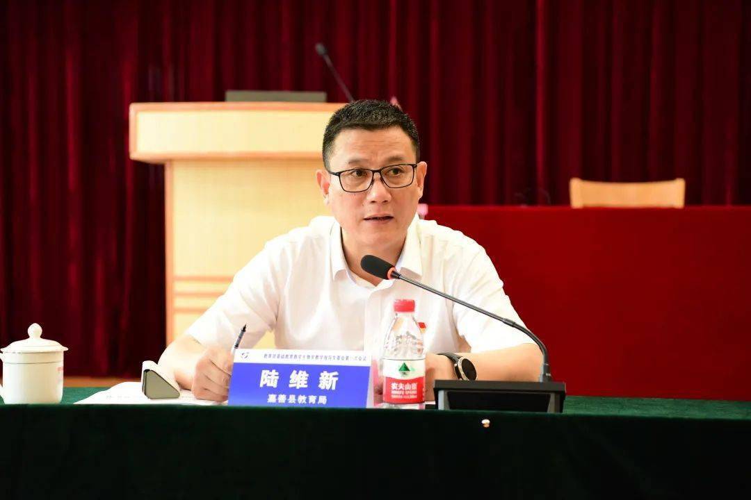 嘉善县教育局党委书记,局长陆维新代表嘉善县教育局对远道而来的专家