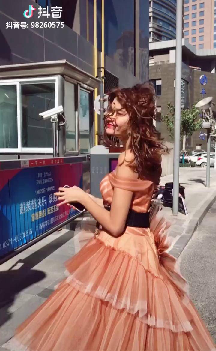 你们觉得莎莎kawsarayy适合去做dj吗