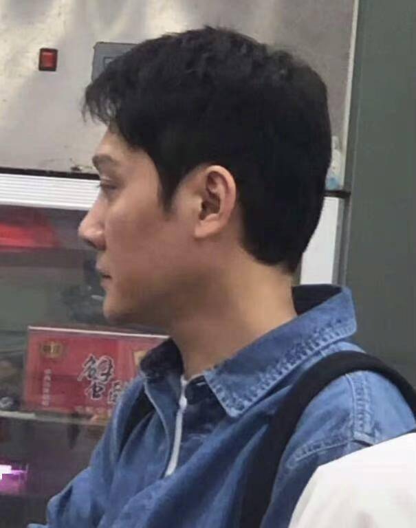 冯绍峰近照曝光,被拍片场擦泪,坐角落抽烟身材消瘦