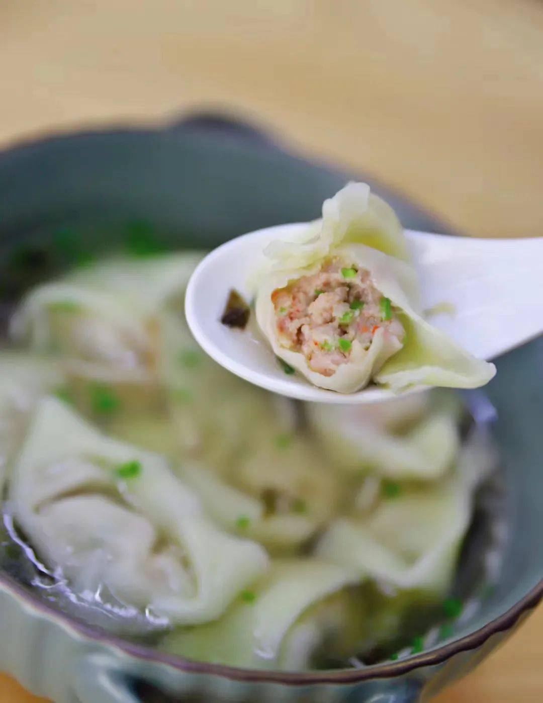 芦笋虾仁馄饨虾仁q弹,肉质紧实,芦笋清单口味符合咱们无锡人.