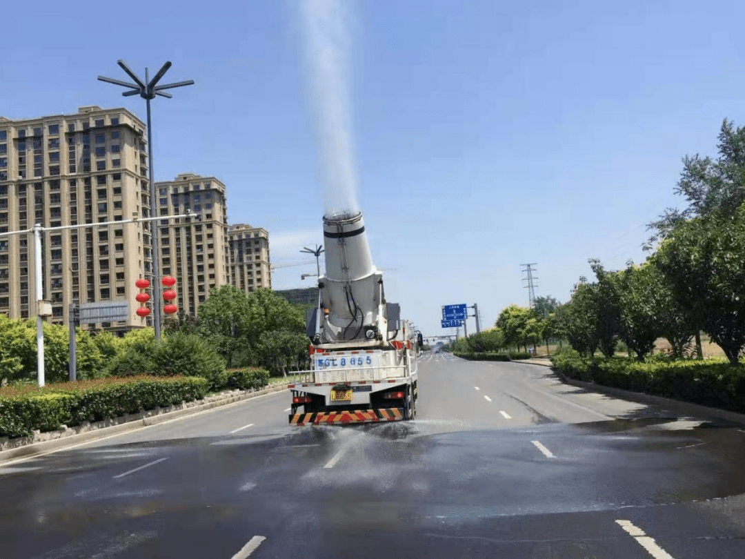 城管局雾炮车洒水降尘各镇街加强对涉vocs企业管控,并开展洒水降尘