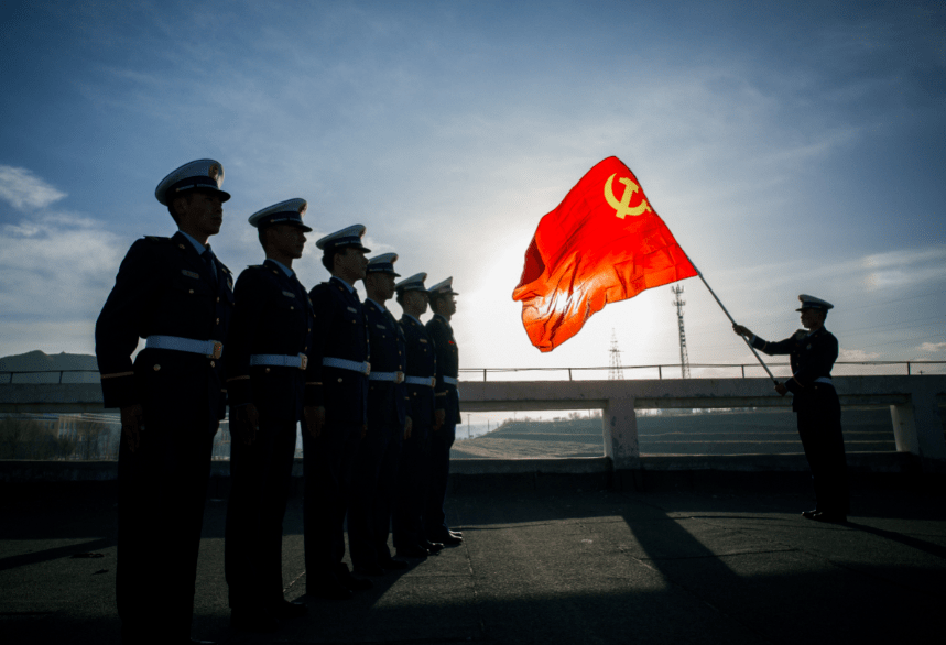 献礼建党100周年我与党旗合个影