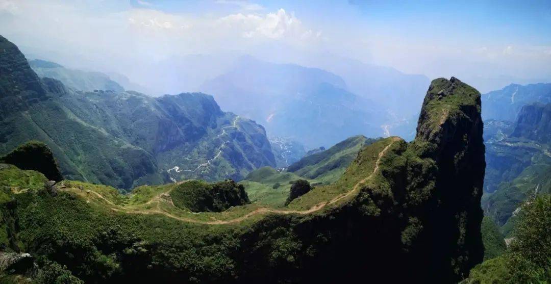 大山包鸡公山 峡谷赏云海 鸡公山因其形状像雄鸡头而得名 上顶上那