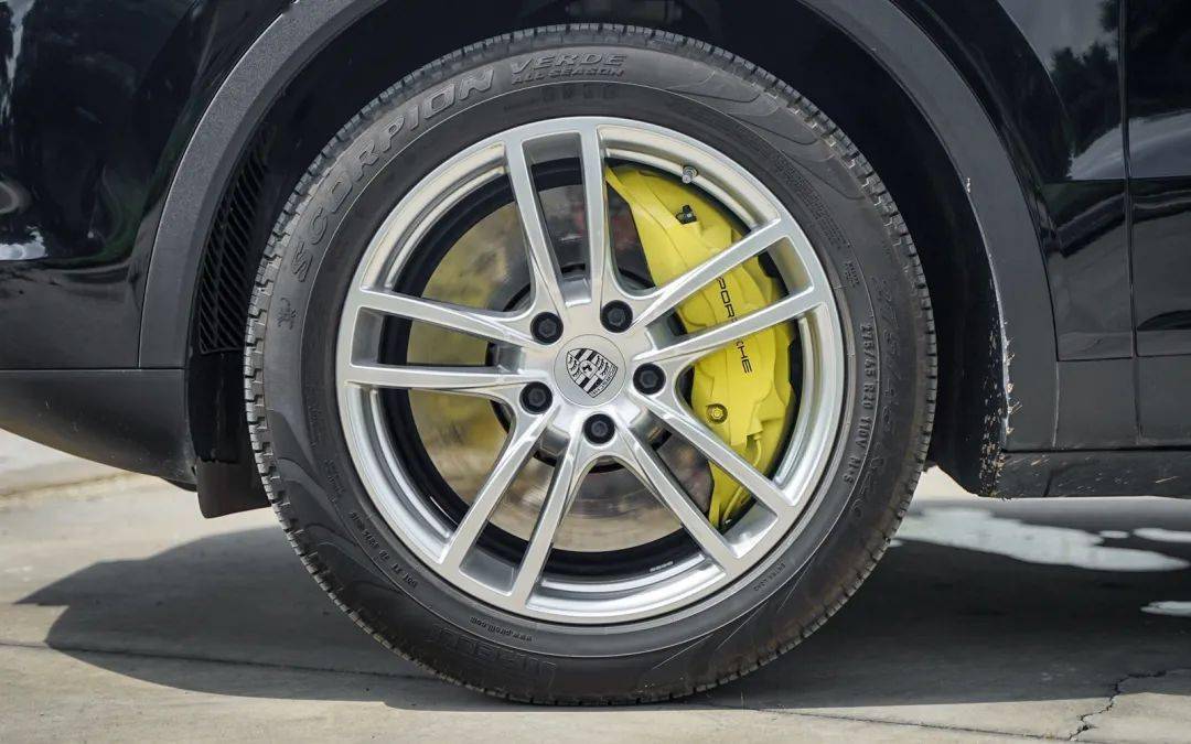 另一抹绿就是青柠色的刹车卡钳了,体积之大很难不引人注目,前十后四