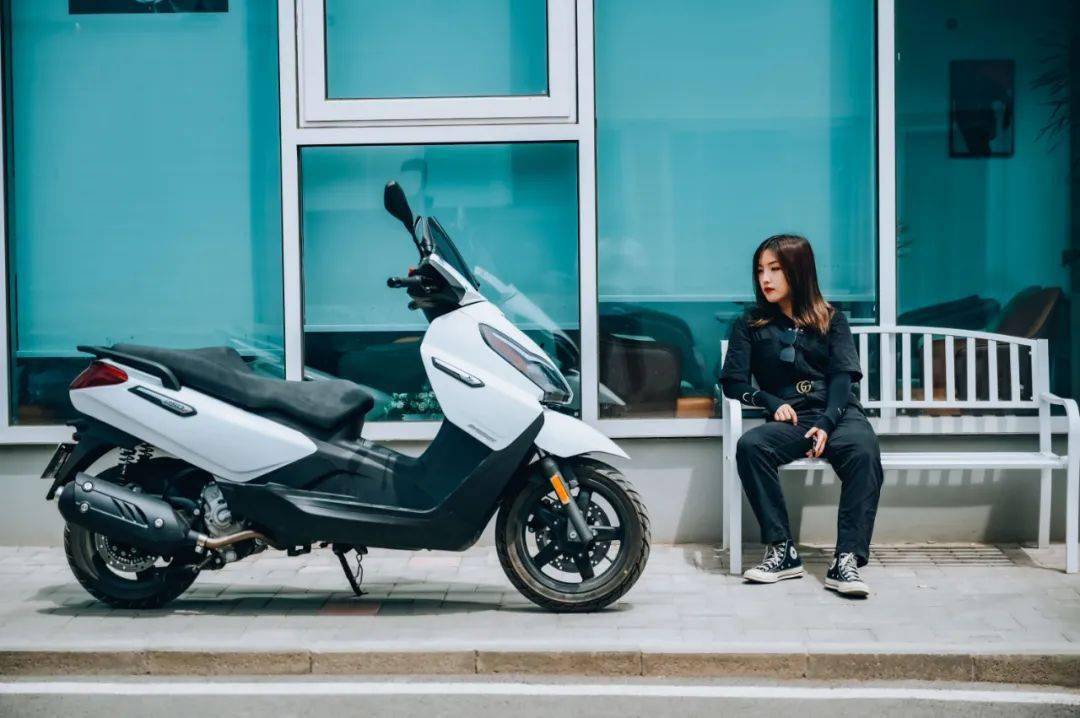 钢琴教师小姐姐喜欢在一个人的时候骑着这辆摩托车