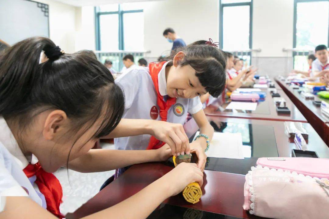 动手环节无疑是进校园活动的"亮点",在书博老师们的指导下,高新二小的