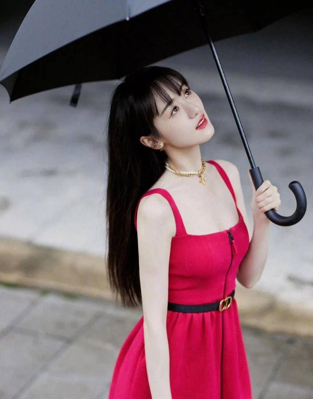 袁冰妍红色一字裙写真:惊艳又魅力的女星