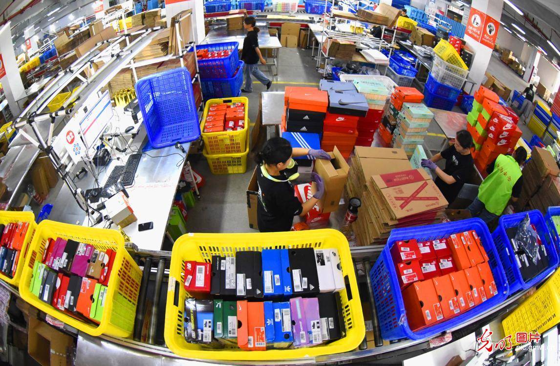江苏连云港:网购迎高峰 电商发货忙