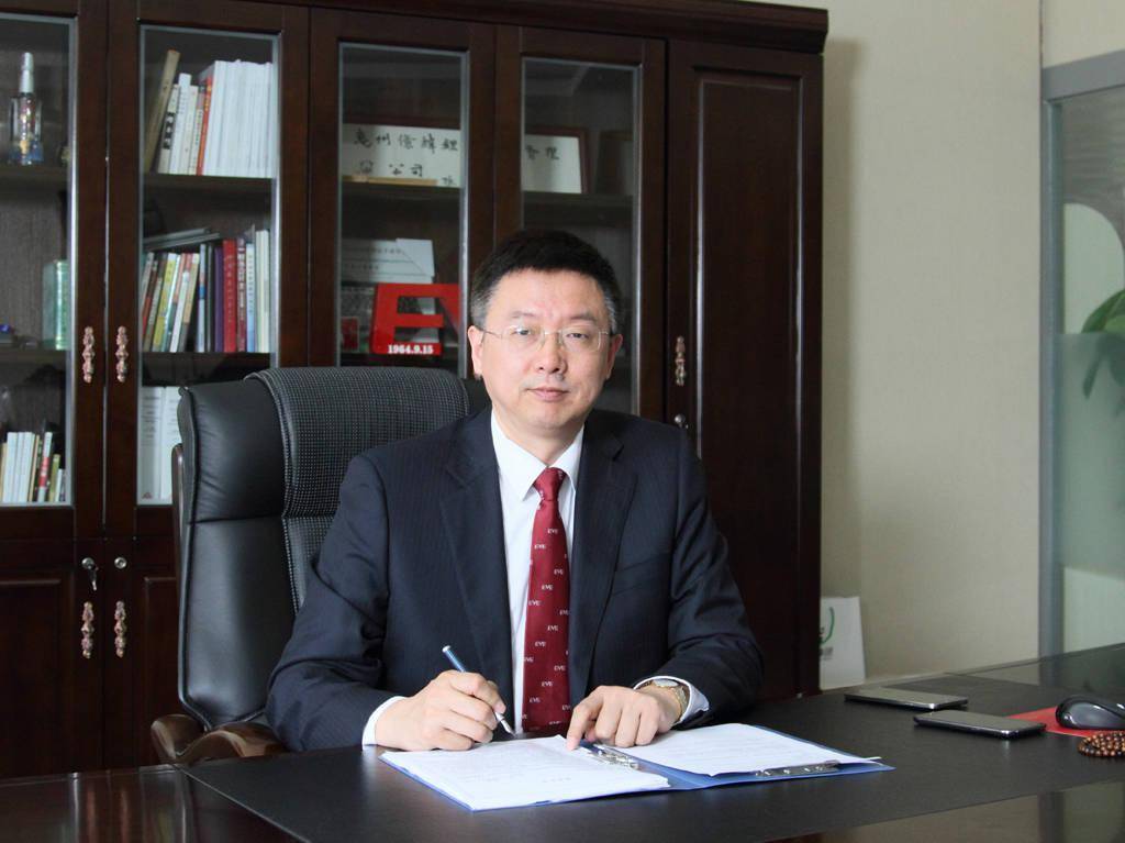 从湖北农村小伙,成长为中国锂电池大王,他身价554亿_刘金成