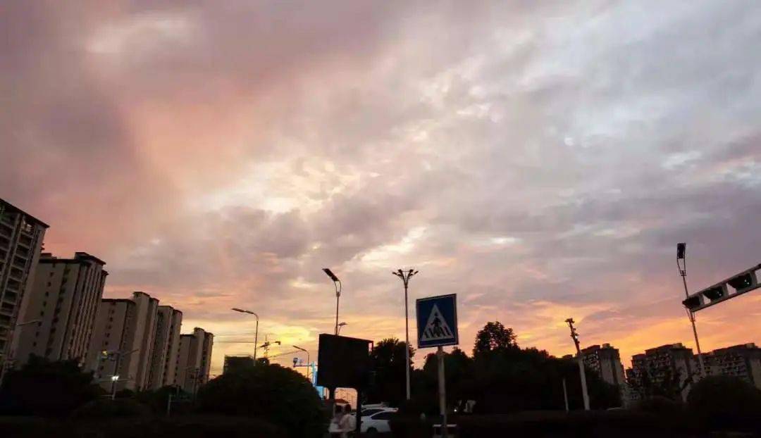 当晚霞与彩虹相遇太和的天空治愈了你我