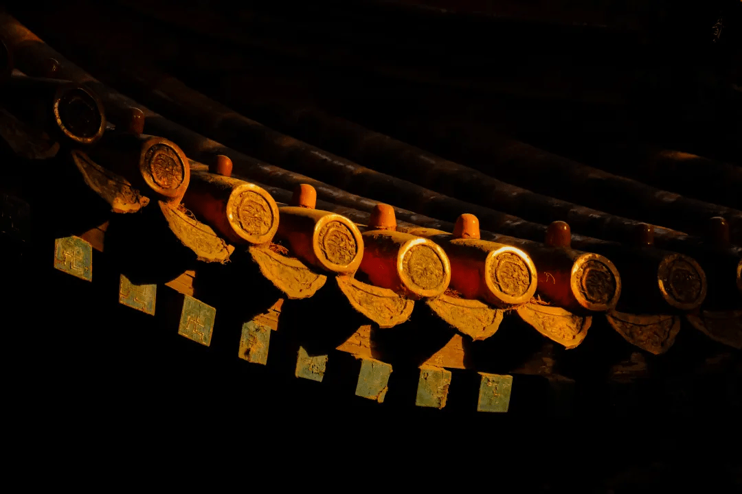 再如,琉璃瓦光滑且强烈反光,这使得鸟类不敢轻易接近,因此故宫的屋顶