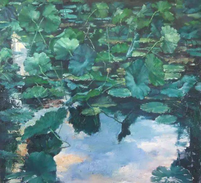 池水的蓝与荷叶的绿既相近,却都衬托出对方的不一样.