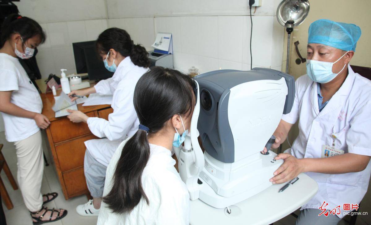 关爱留守儿童 免费检测视力