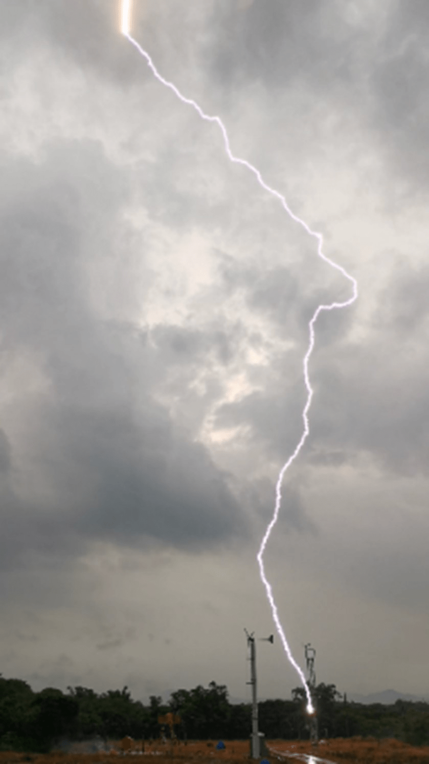 此外,试验团队围绕引雷试验场建设了中-低频闪电放电探测阵列,为自然