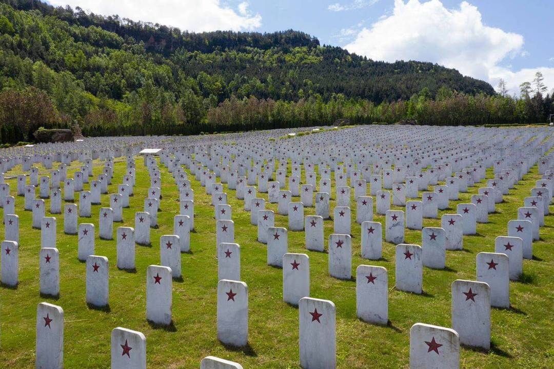 青山处处埋忠骨,最是震撼在王坪.