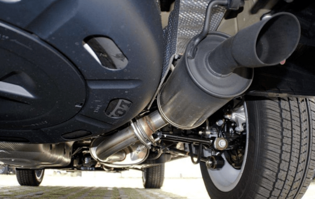 正对着排气管冲洗会导致消音器积水