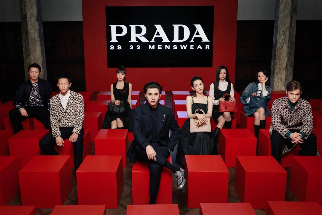 代言人率先上身prada 2021秋冬系列,深色条纹西装包裹修长身躯,展现