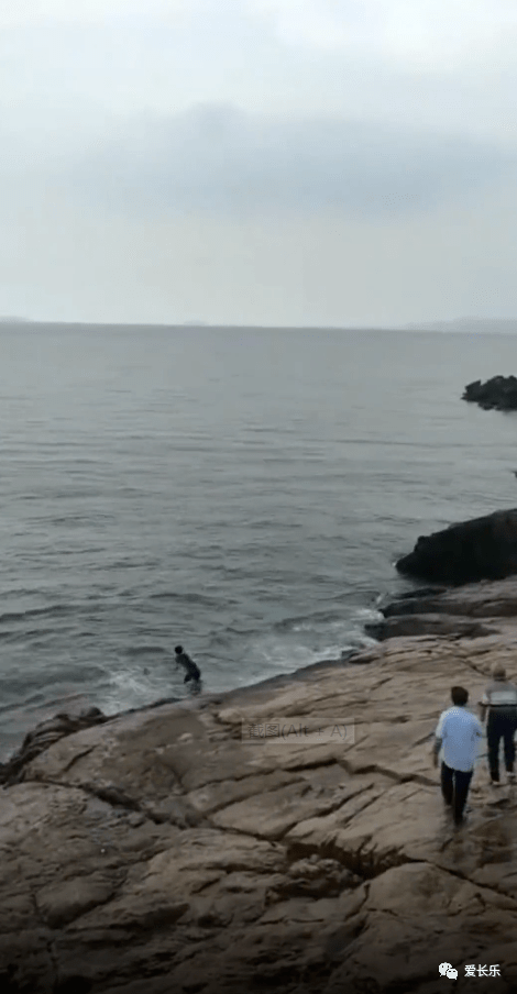 长乐文武沙十七孔一女子跳海!