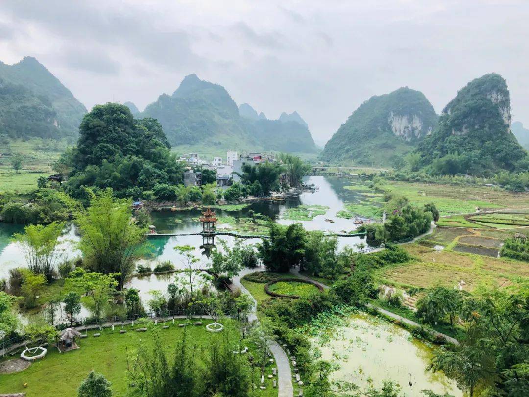 鹅泉是一口峰林谷地中的上升泉,位于广西壮族自治区靖西市新靖镇鹅泉