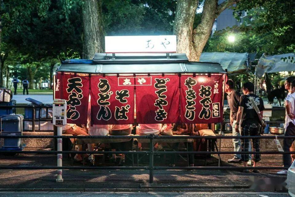 品味日本街头的另一种美食体验屋台料理焼き鸟拉面天妇罗