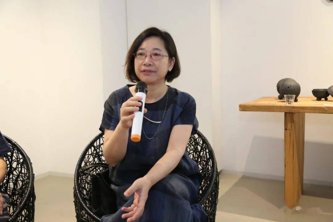 中国社会科学院研究员梁梅发言清华大学美术学院副教授王耀玲发言北理