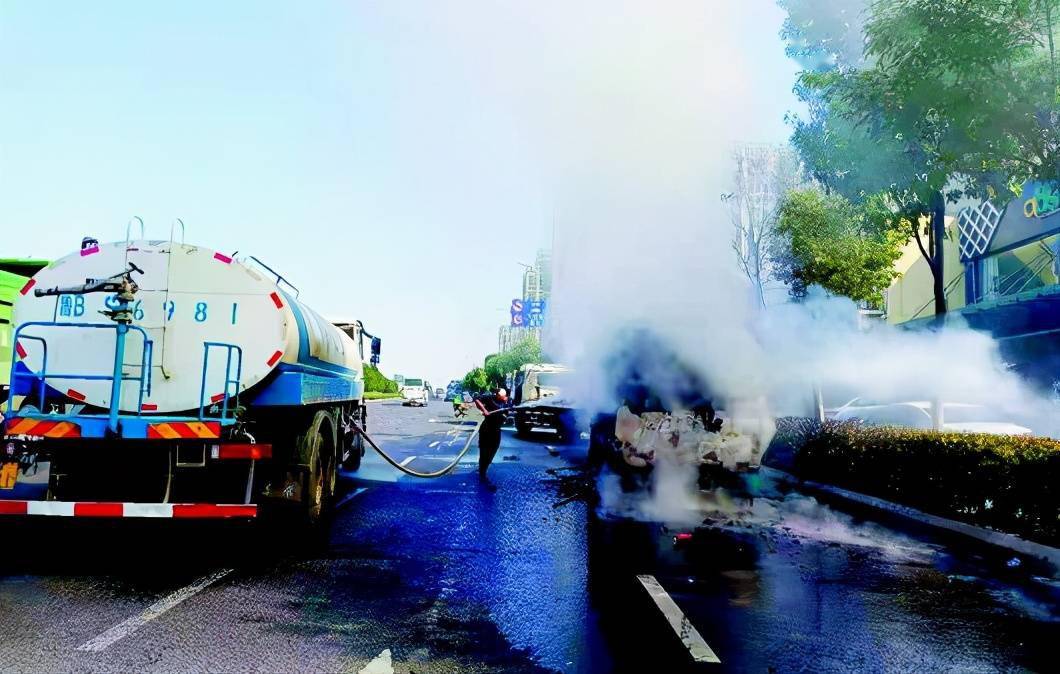 "洒水哥"秒变"灭火哥" 早高峰驾车扑灭公交车大火,英勇举动获点赞