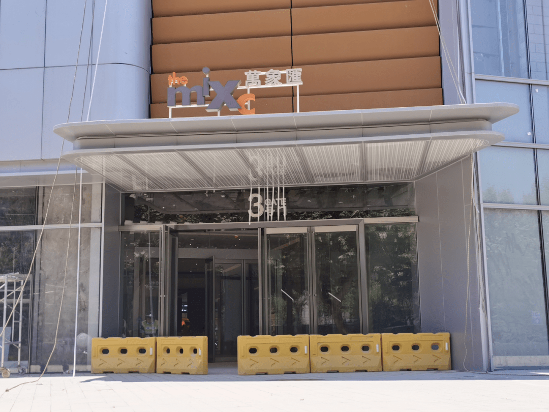 二号门的下沉广场挖机在施工二号门地下车库入口一号门万象汇一共4个