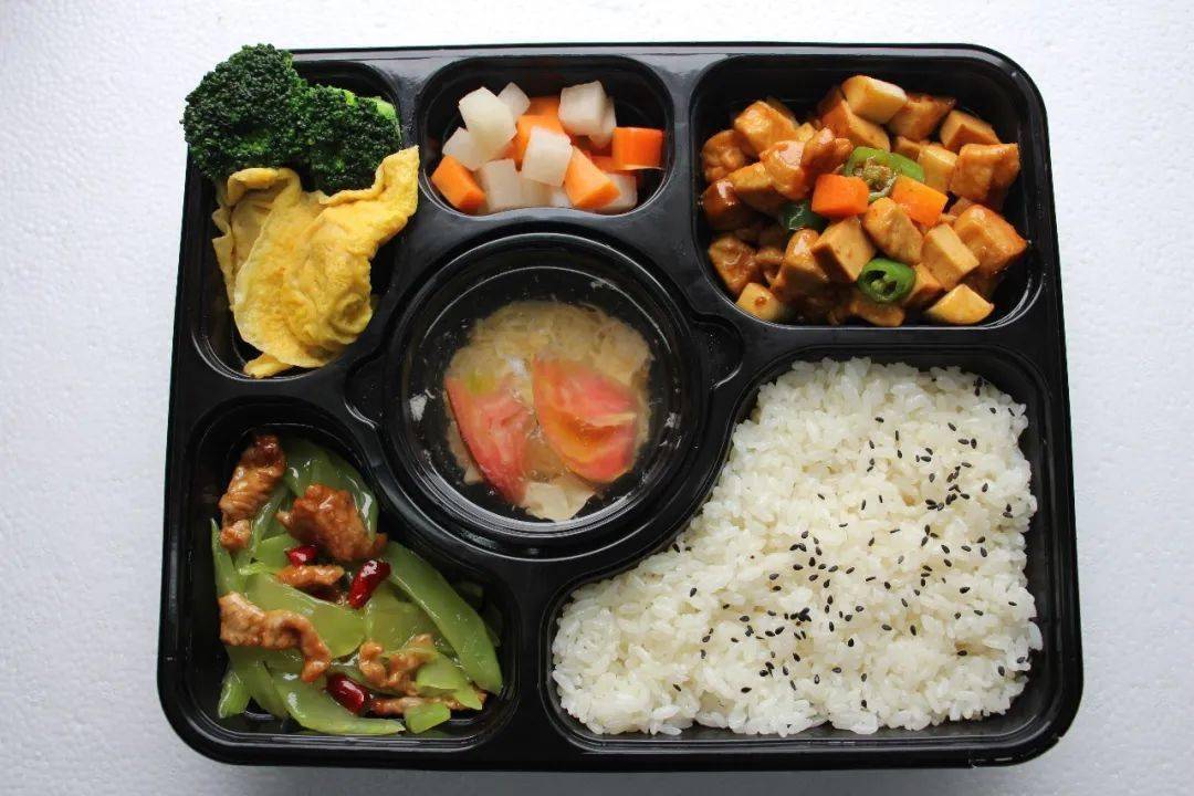 宫保鸡丁套餐▲干菜肉套餐▲黑椒牛仔骨套餐▲广式滑鸡套餐▲红烧大