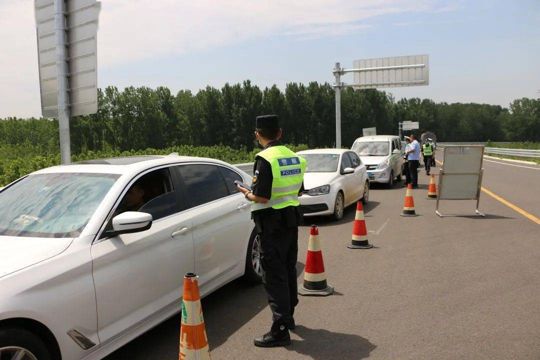 现场直击临港交警公安多处设卡重点检查