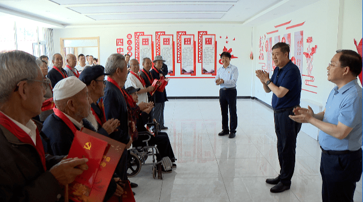 孟小金参加安口镇光荣在党50年纪念章颁发仪式并走访慰问党员