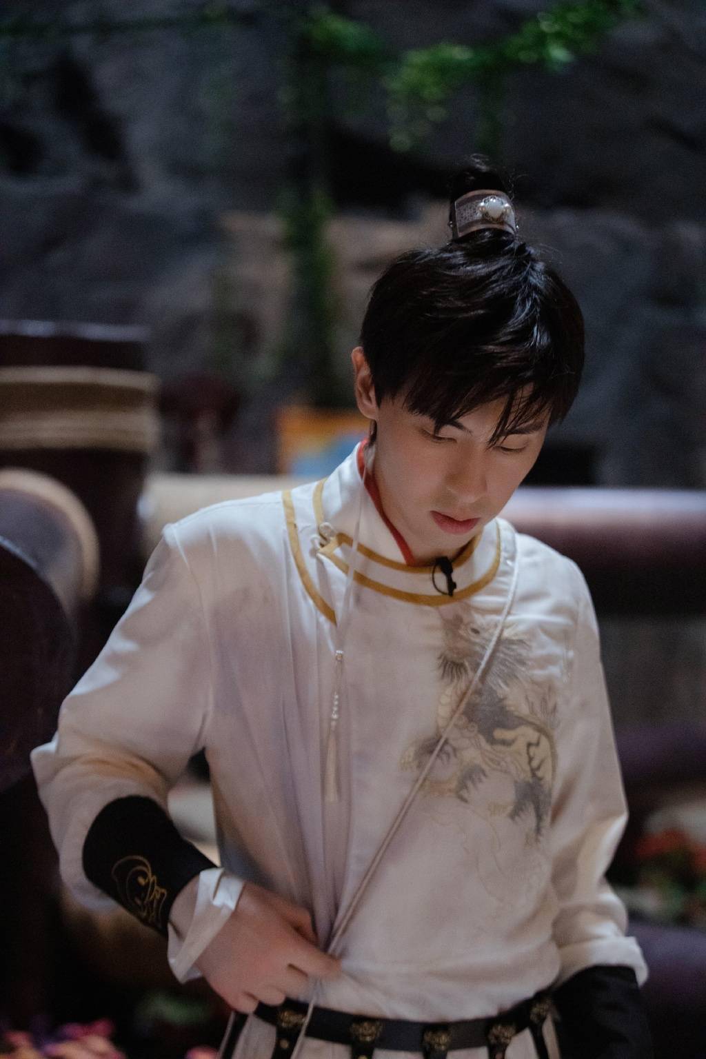 [消息]邓伦《密室大逃脱》剧照公开 古装 玩具枪反差感十足