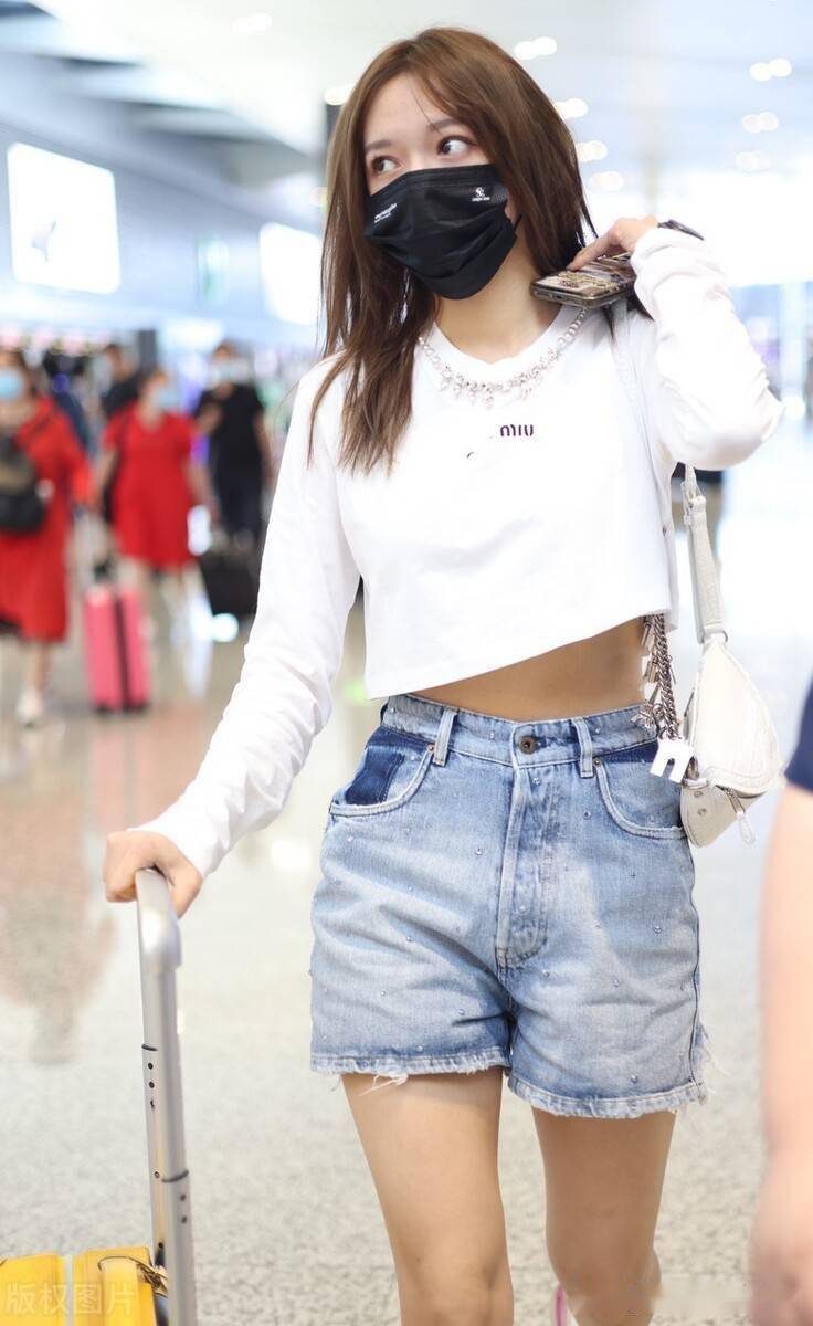 街拍:程潇白色t恤 牛仔短裤 运动鞋简约休闲