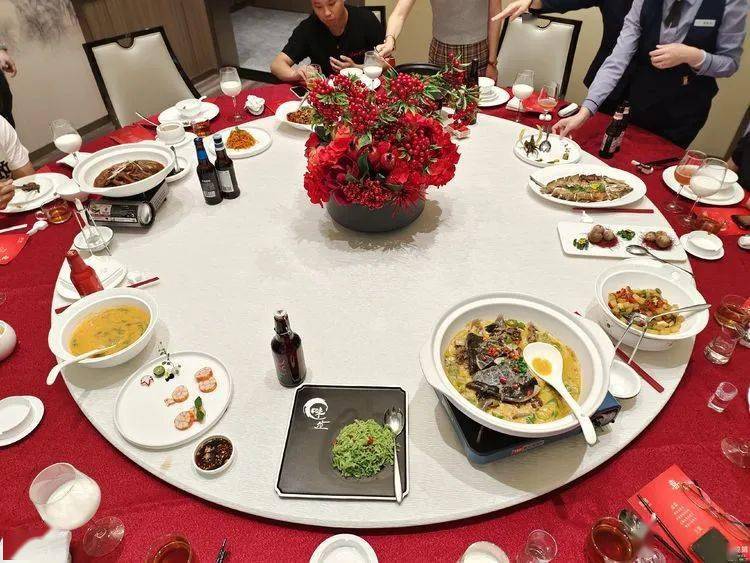 喜厨配备五星级酒店厨师团队,以烹饪正宗湘菜为主打