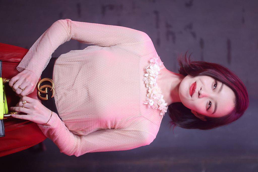 鹿晗gucci大秀银发吸睛 倪妮明艳复古,吉娜真·人间芭比_祖儿戴