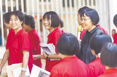 不久前,云南丽江华坪女子高级中学150名高三学生在校长张桂梅的陪伴下