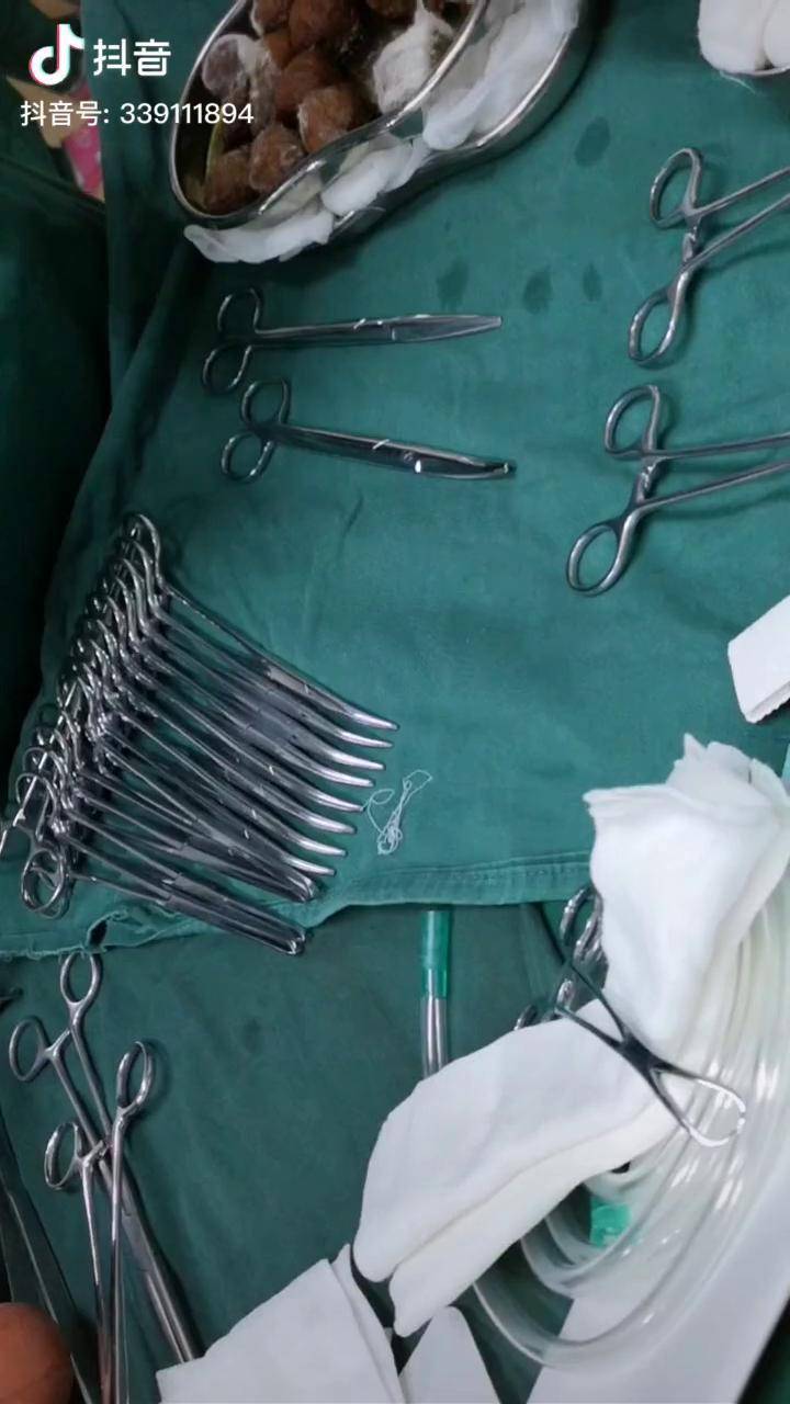 剖腹产手术的所有器械