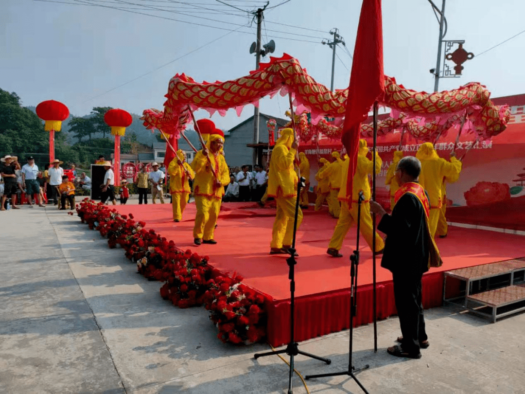 羊角塘镇福泉村汇演庆党百年华诞红绸书写美好祝愿