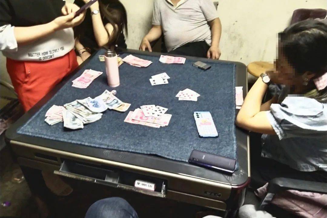张家界4人炸金花赌博当场被抓