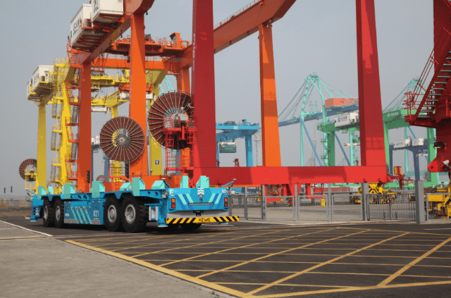 集装箱|控制更精准能耗更低，天津港研制人工智能运输机器人下线测试
