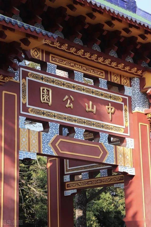 沿着月眉河向前走,就能看到一块明清皇家风格的牌坊,上书天下为公