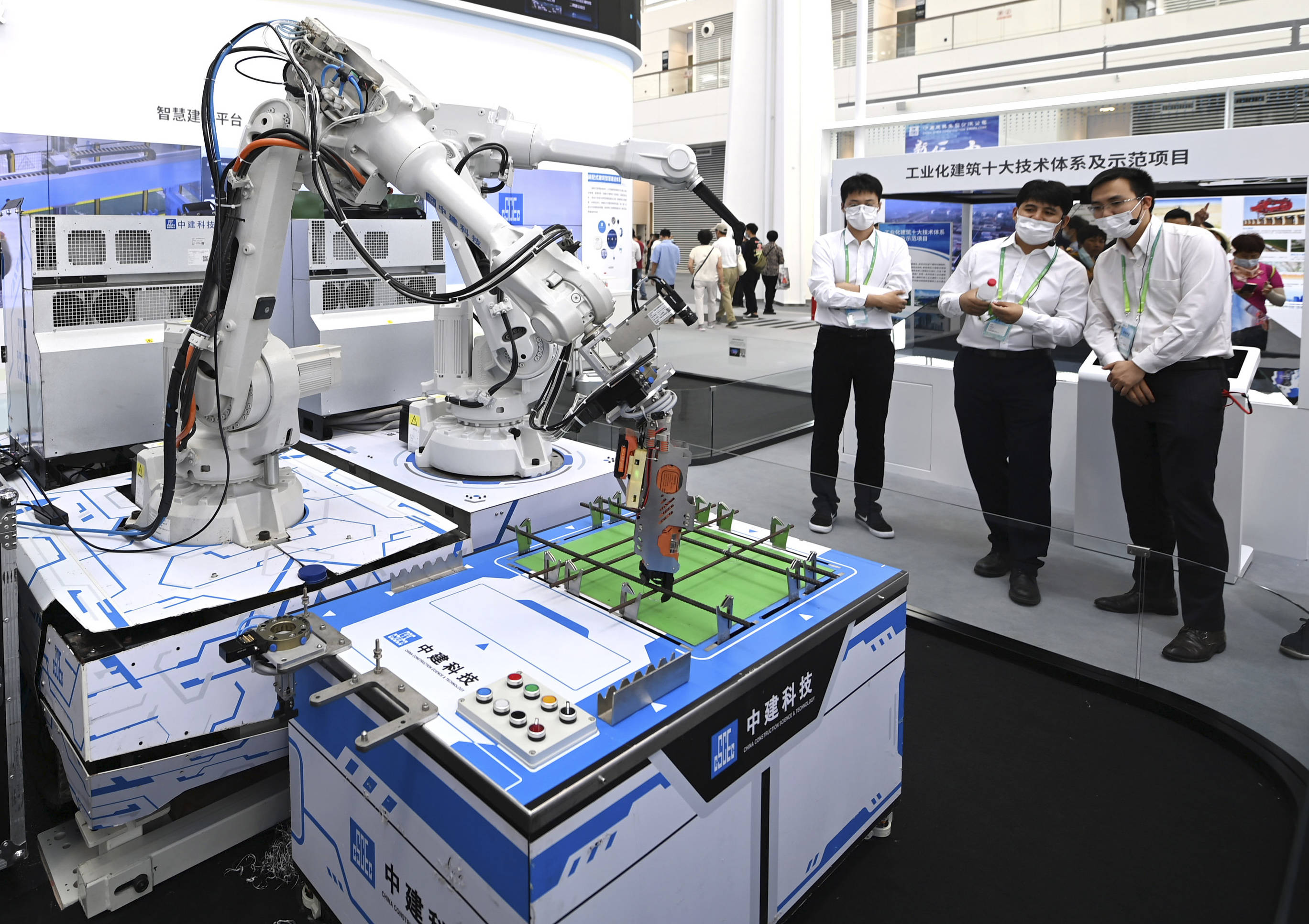6月24日,观众在国家会展中心(天津)一期展馆内参观中建科技的一款机器