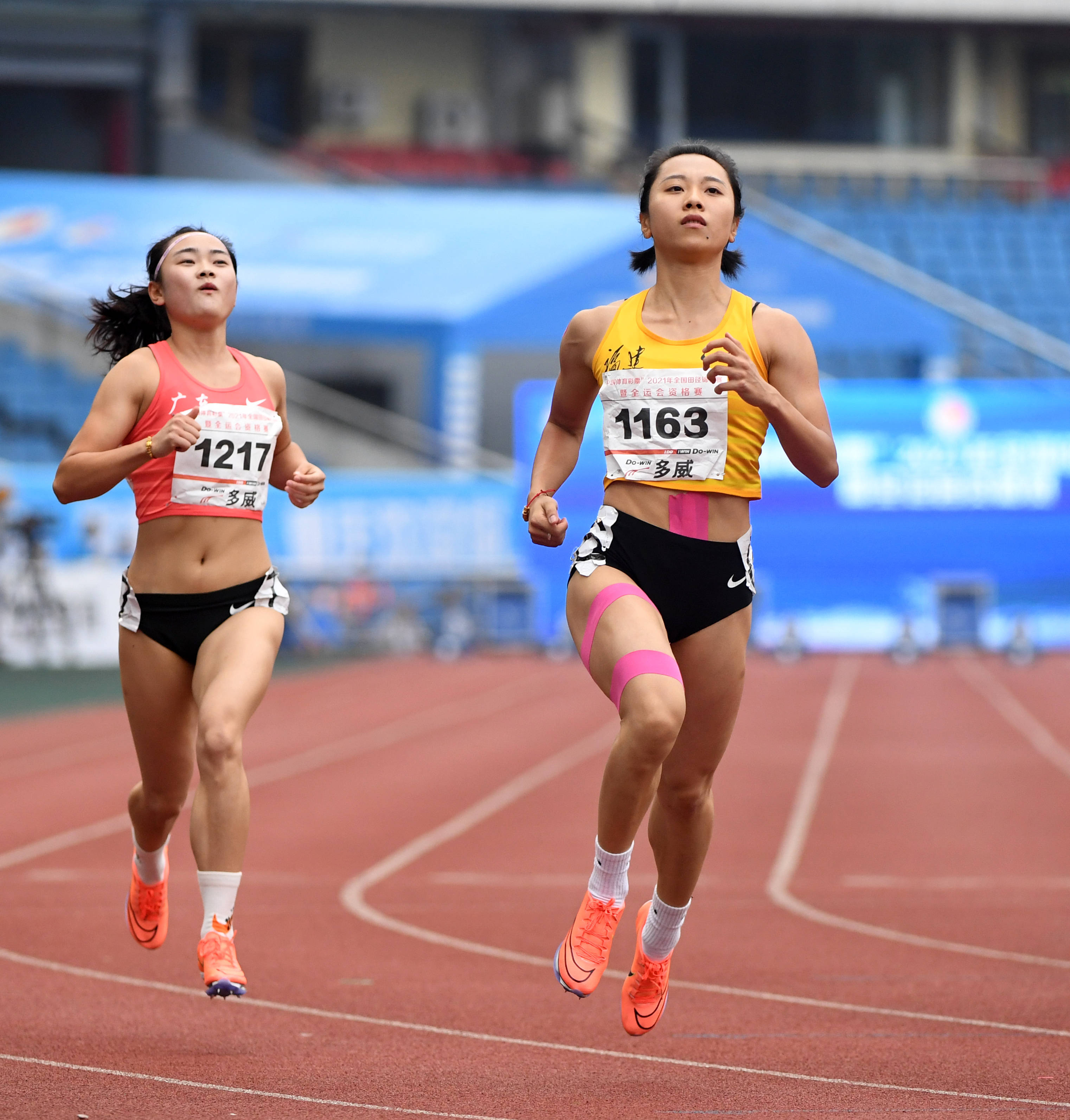 6月24日,福建队选手葛曼棋(右)与广东队选手梁小静在比赛中冲过终点线