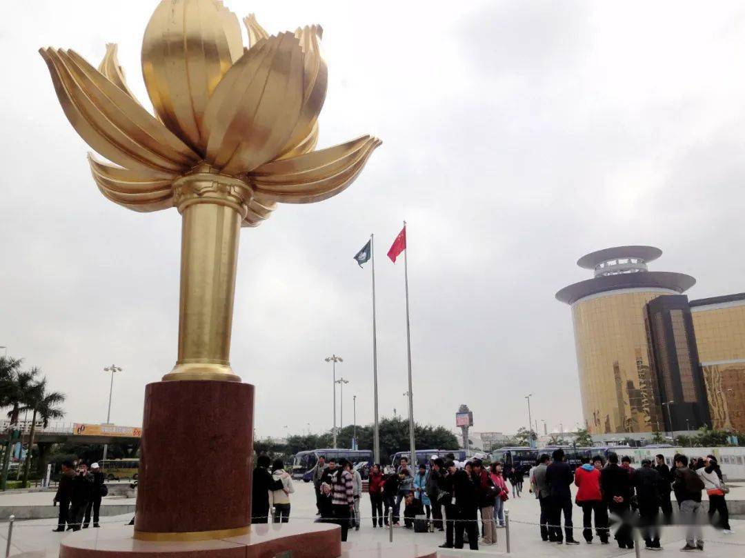 金莲花广场是澳门回归纪念景点.莲花是澳门特别行政区的区花.