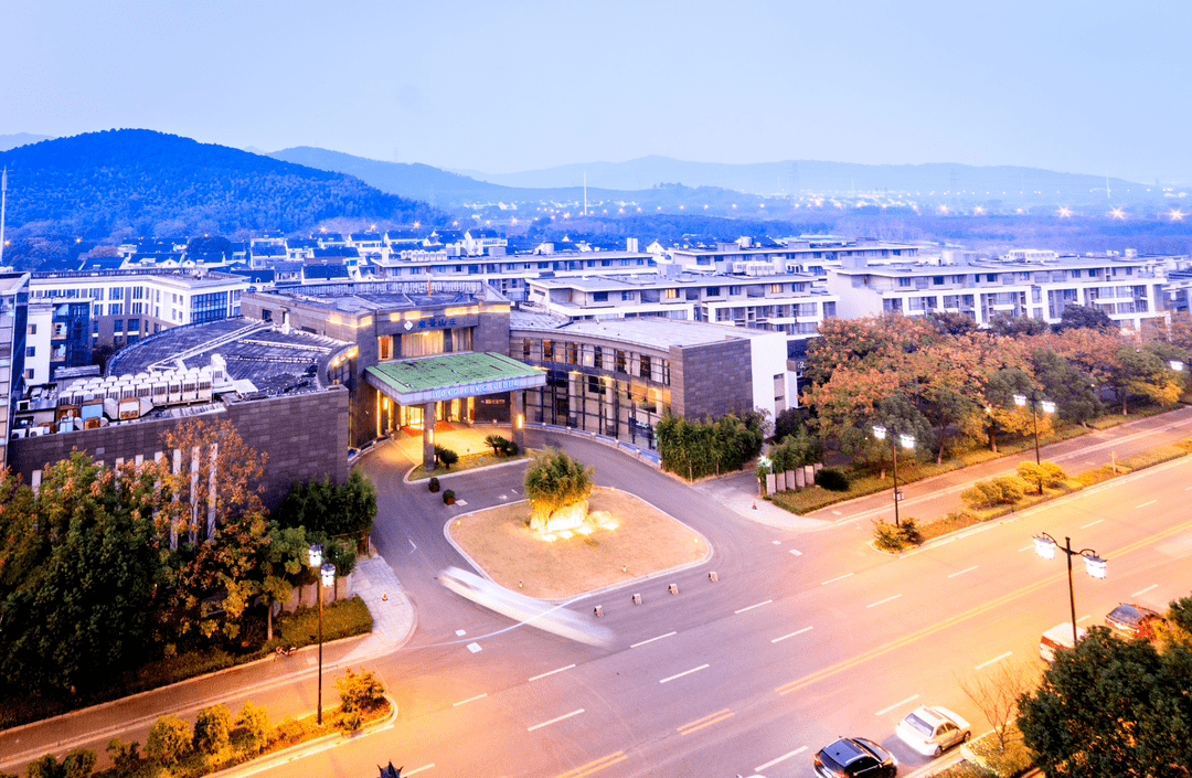 苏州市吴中区越溪创高路158号99接待负责人:费经理苏州雍景山庄位于